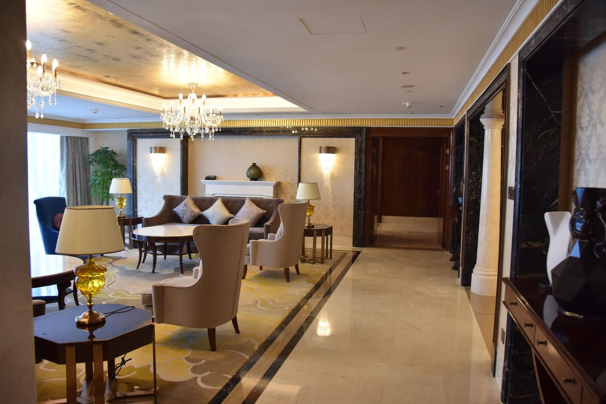 Hilton Wuhan Yangtze Riverside Exterior photo