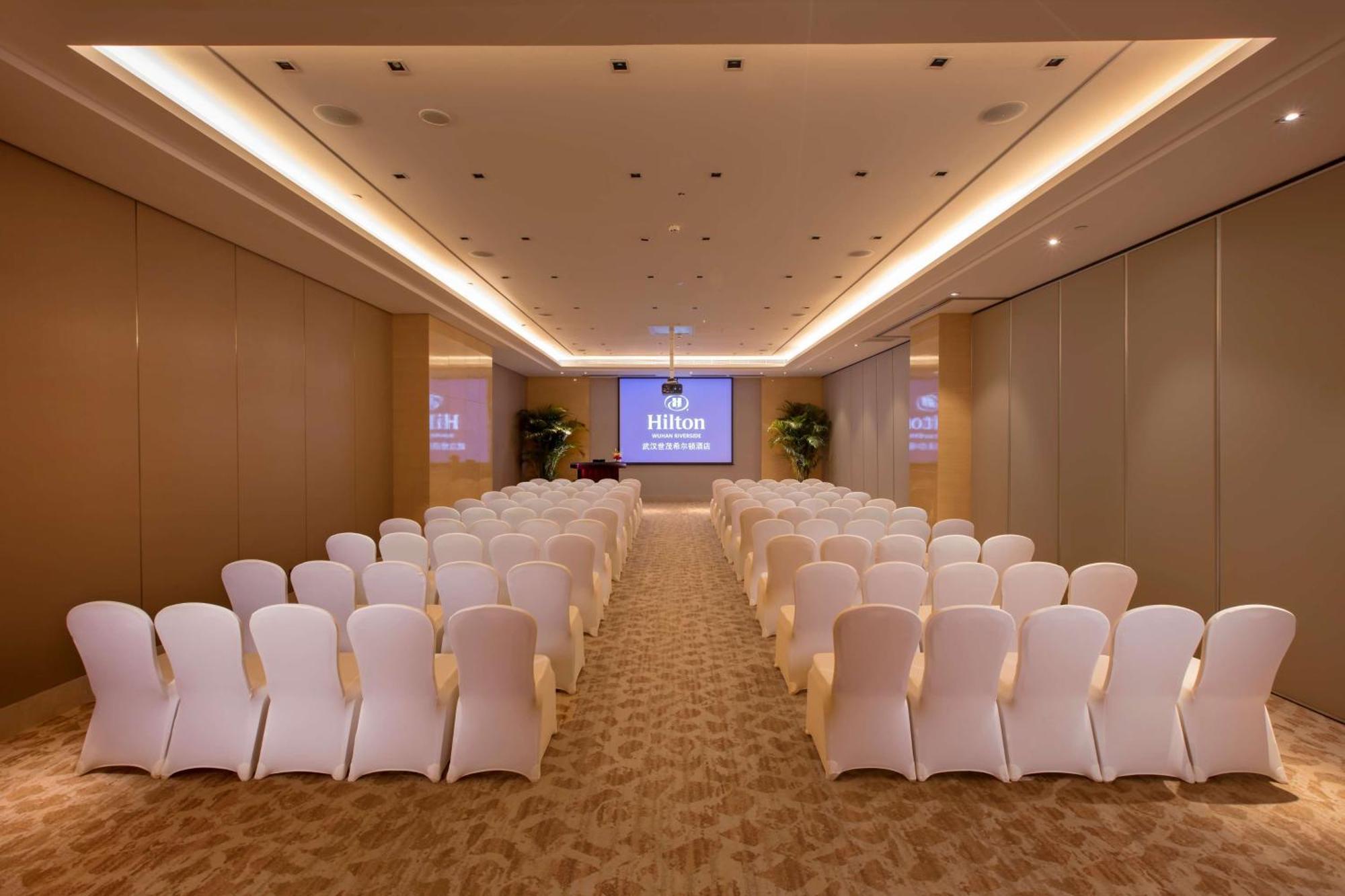 Hilton Wuhan Yangtze Riverside Exterior photo