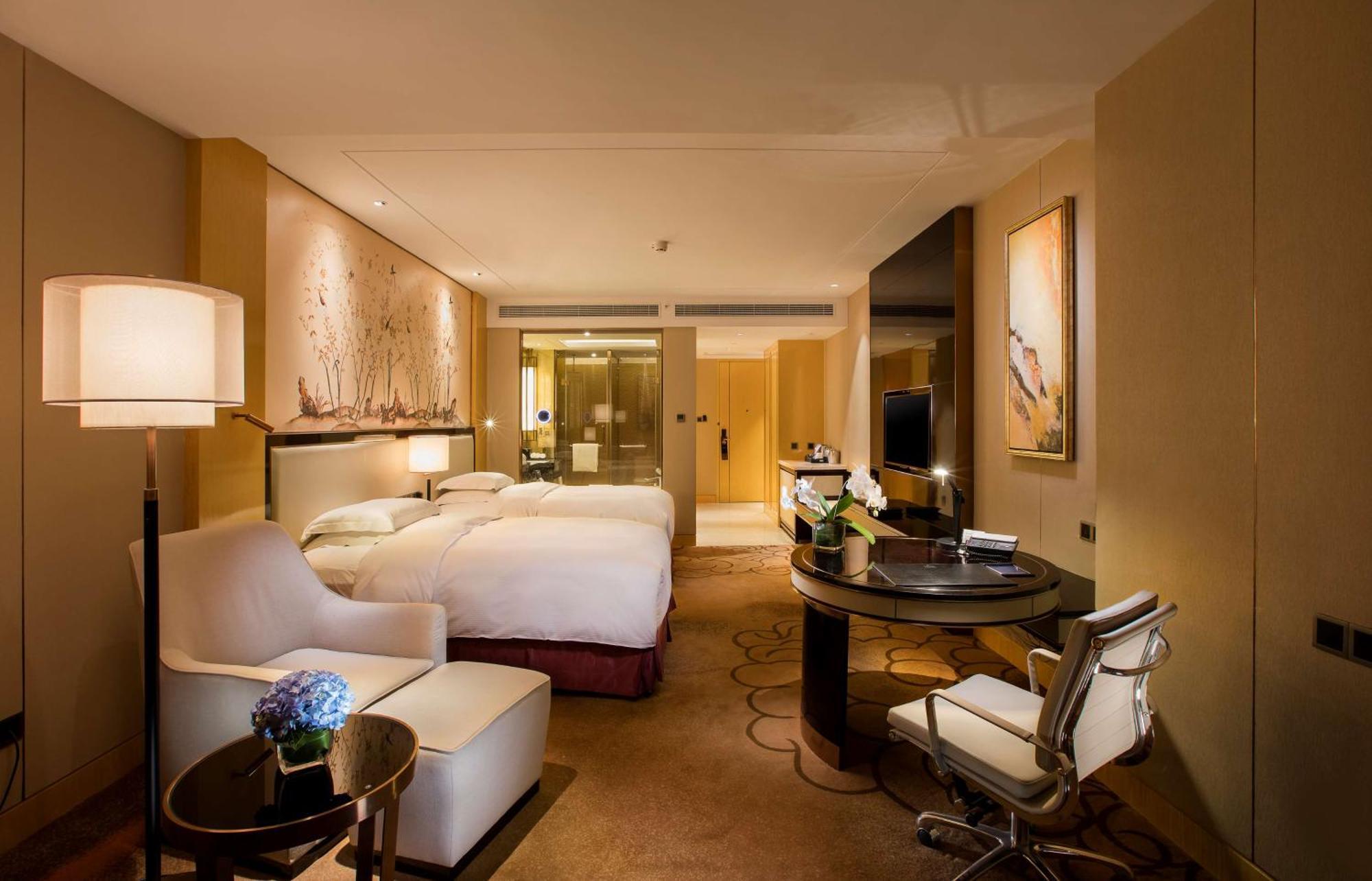 Hilton Wuhan Yangtze Riverside Exterior photo