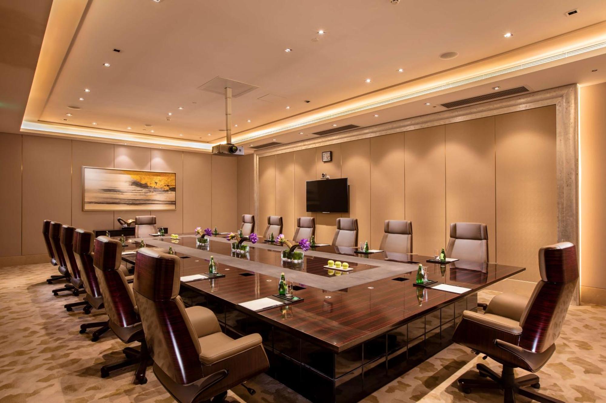Hilton Wuhan Yangtze Riverside Exterior photo