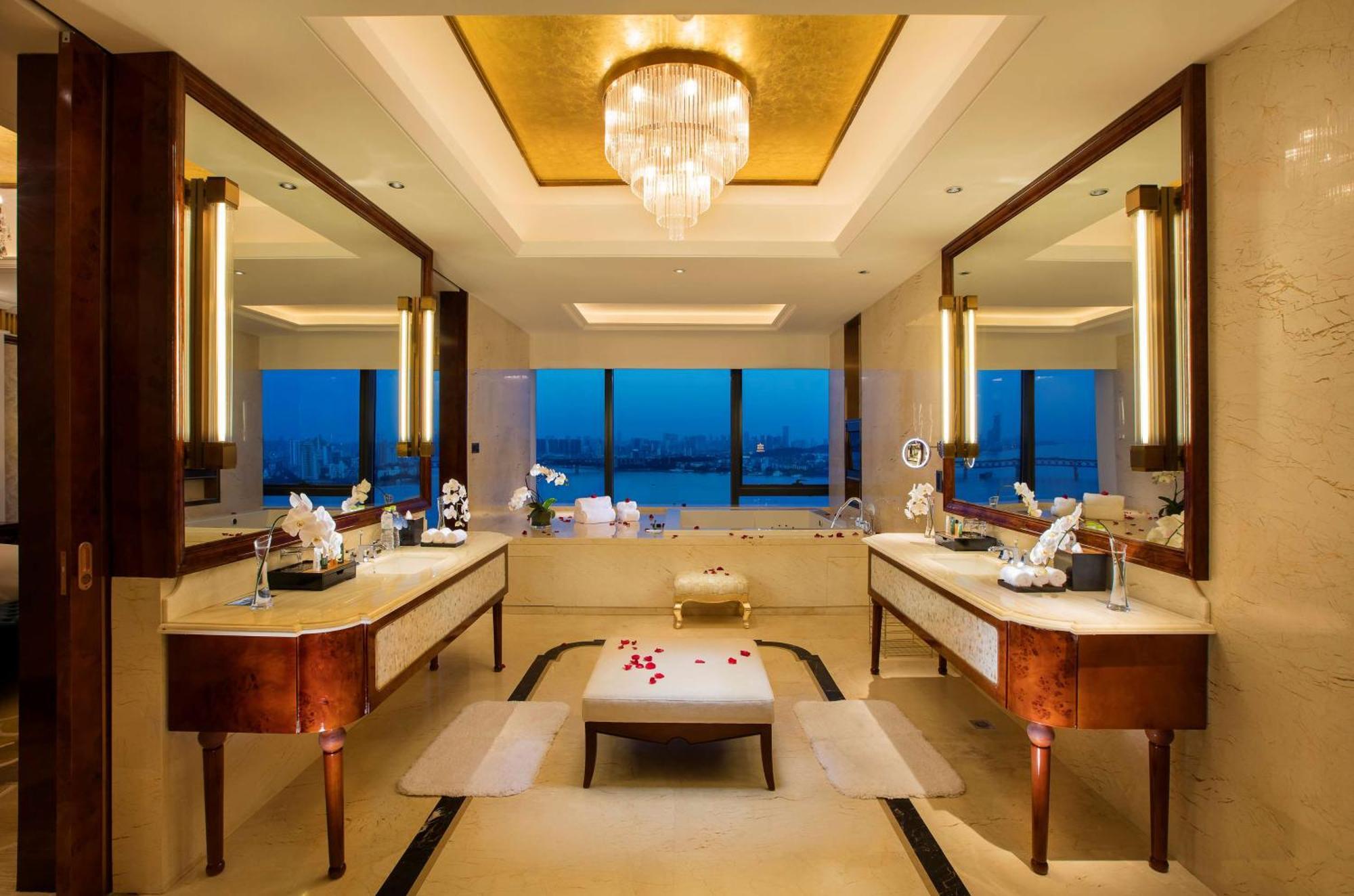 Hilton Wuhan Yangtze Riverside Exterior photo