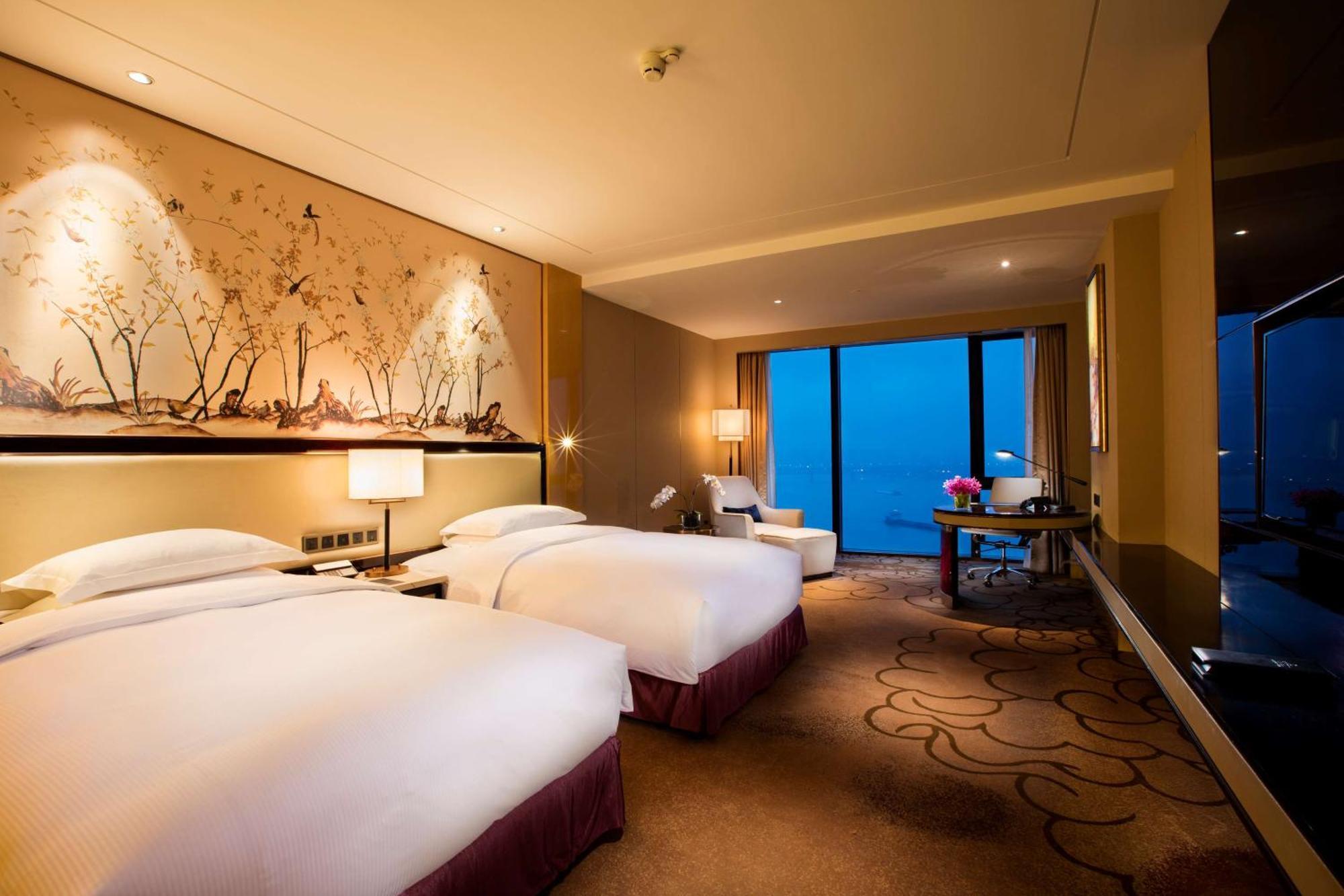 Hilton Wuhan Yangtze Riverside Exterior photo