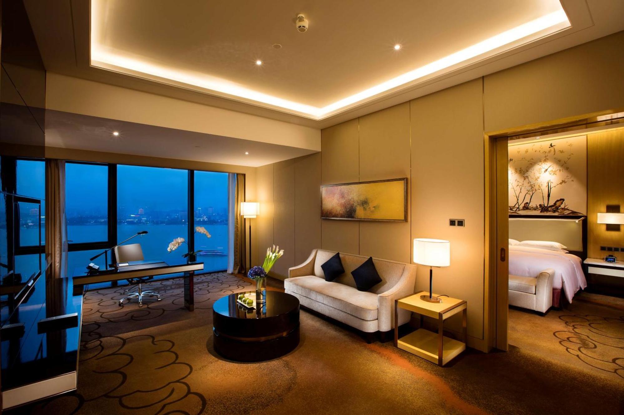 Hilton Wuhan Yangtze Riverside Exterior photo
