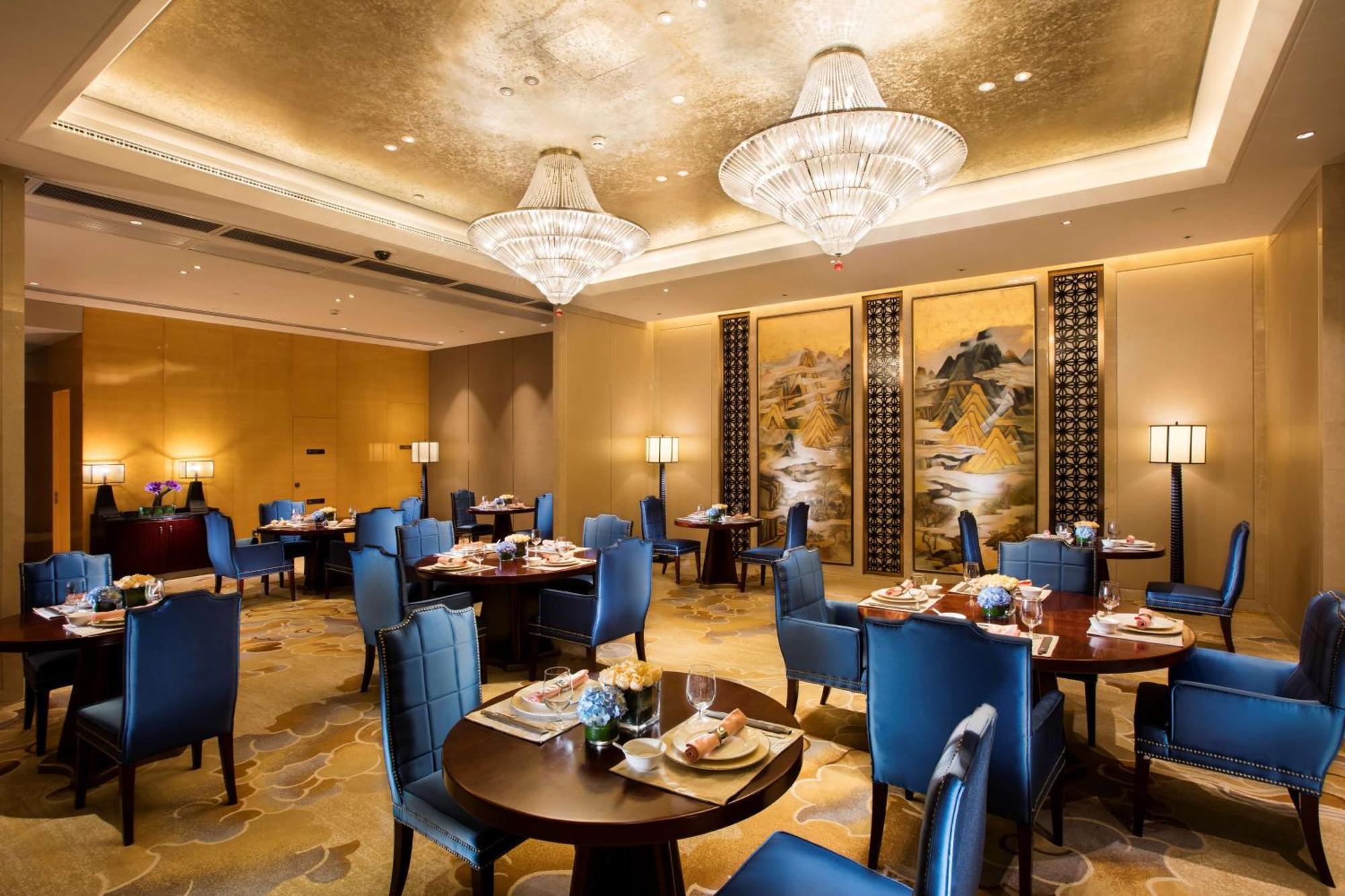 Hilton Wuhan Yangtze Riverside Exterior photo