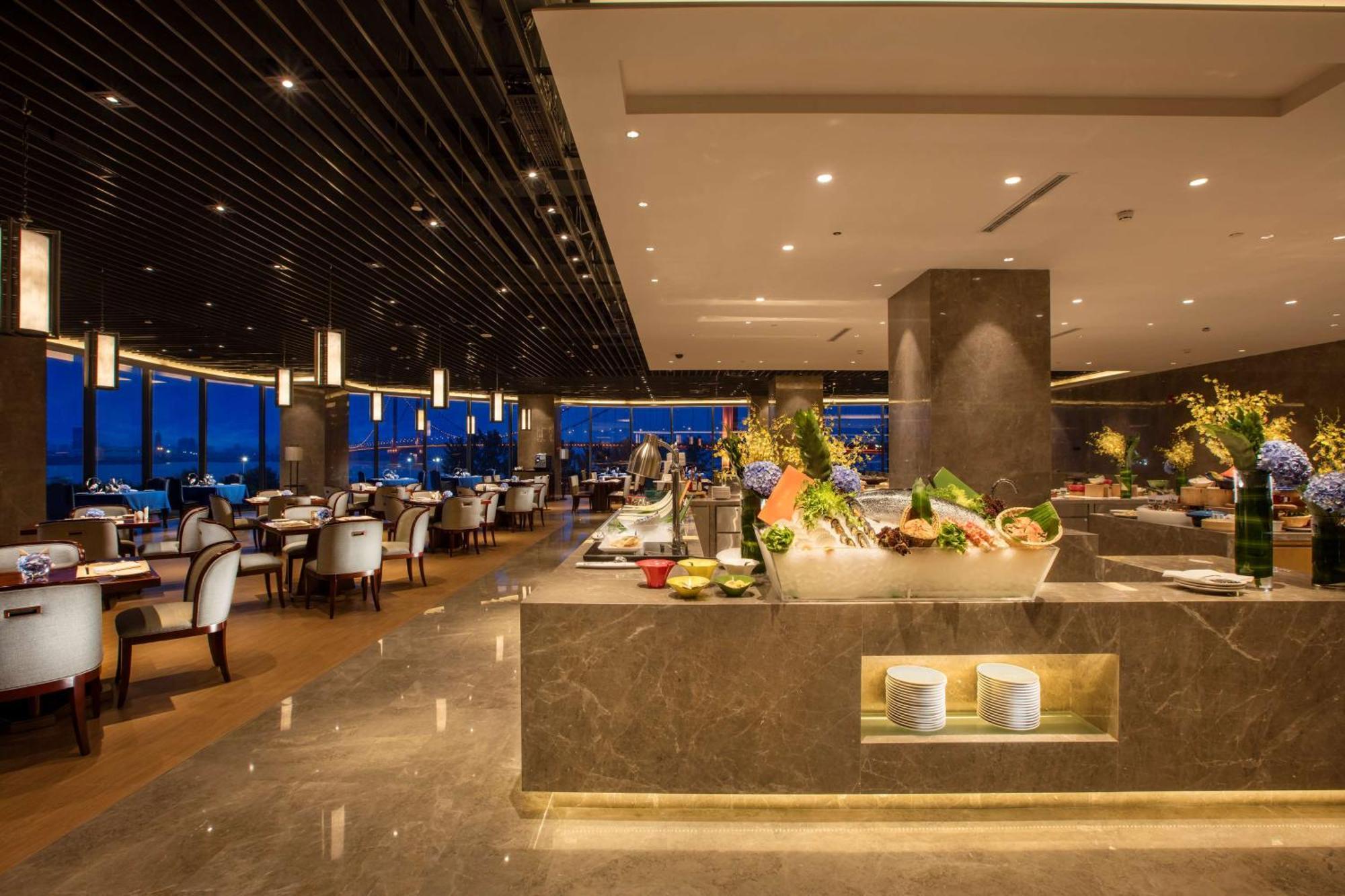Hilton Wuhan Yangtze Riverside Exterior photo